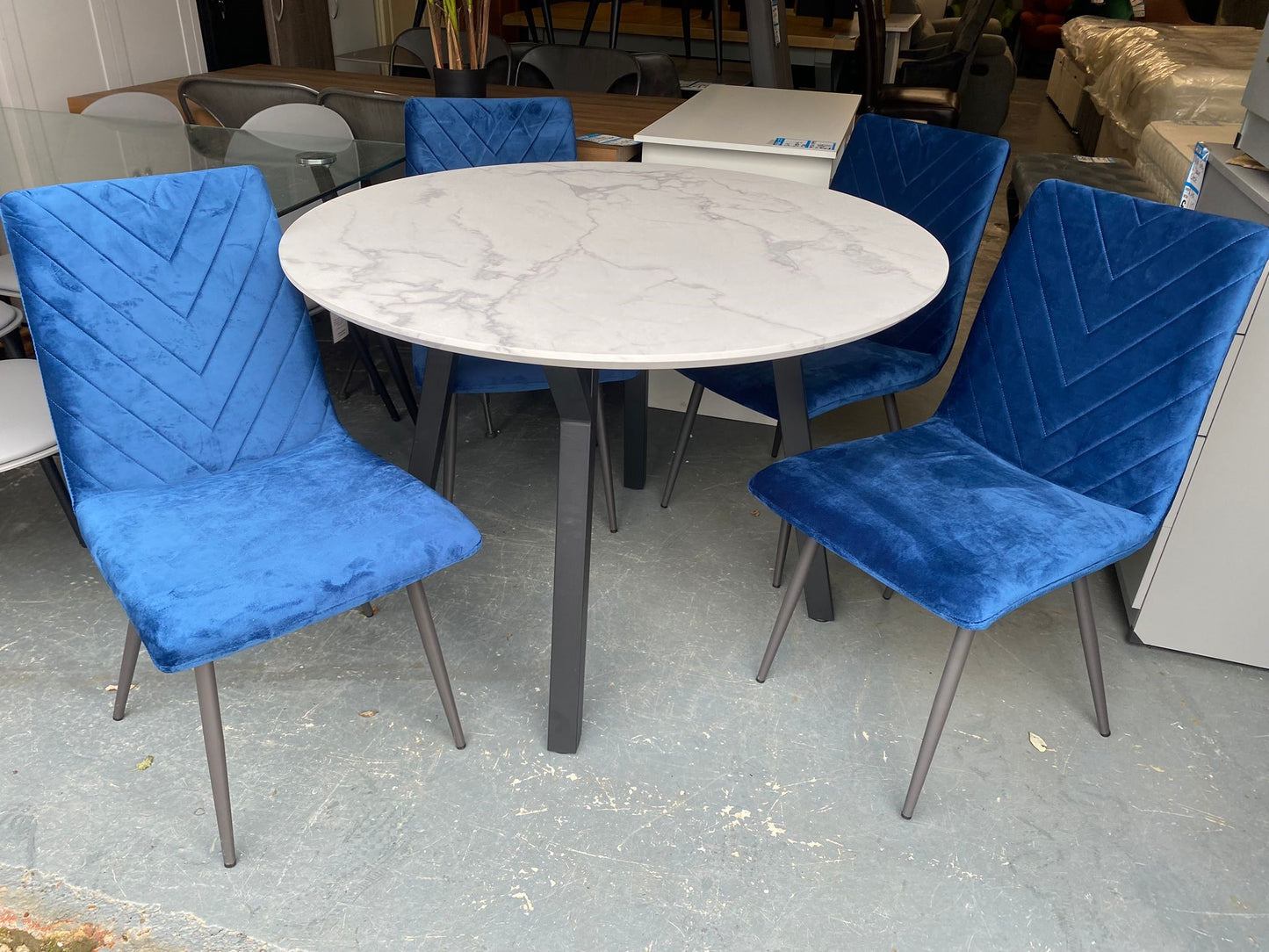 BE White Marble Round Table With 4 Chairs