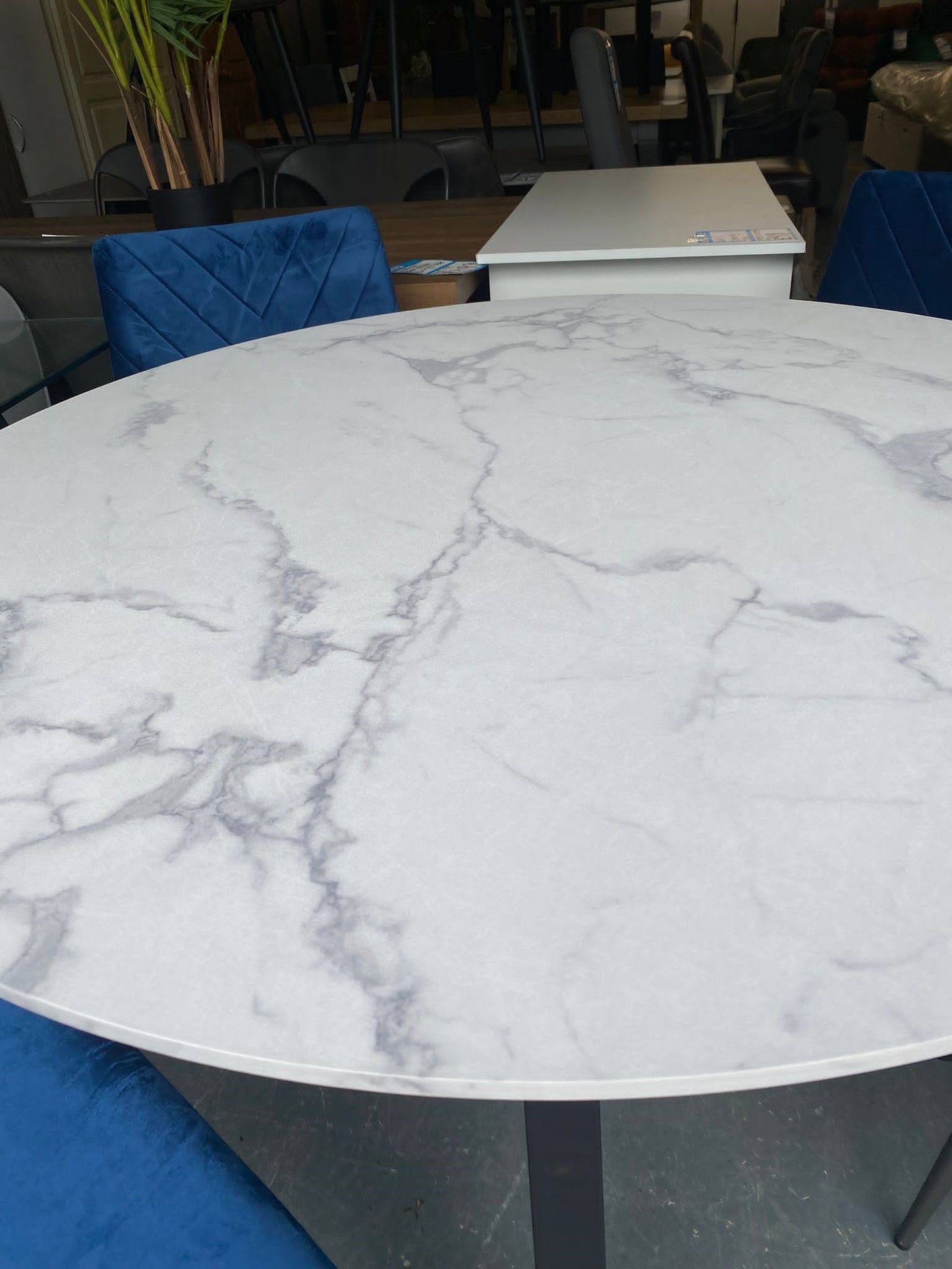 BE White Marble Round Table With 4 Chairs